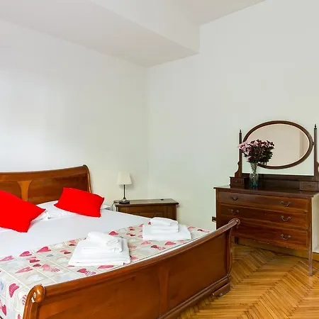 Aurelia Apartment *